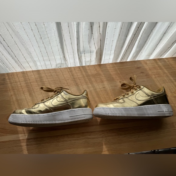✨Nike Air Force 1 Metallic Gold✨ - Picture 4 of 15